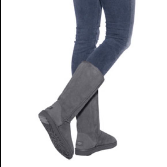 UGG Shoes - 🍁🍂UGG II Classic Tall women’s Size 8🍁🍂